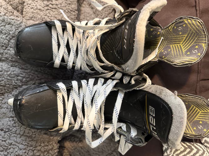 2024 Bauer Supreme M40 Hockey Skates Regular Width 7 (Used)