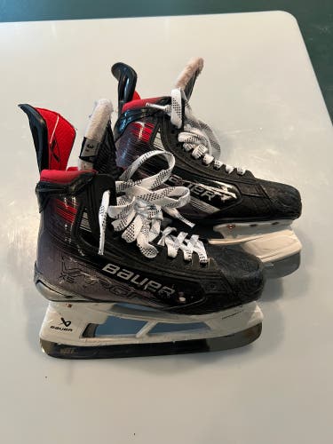 2023 Bauer Vapor X5 Pro Hockey Skates Regular Width Size 3.5 (Used)