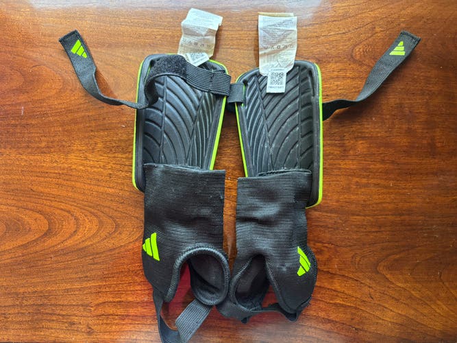 Unisex Medium Adidas Shin Guards (Used)