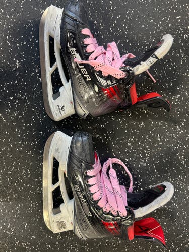 Red Bauer Vapor 5x Pro Hockey Skates Regular Width Size 2.5 (Used)
