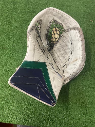 True Catalyst Px3 Goalie Glove Pro Stock | Senior Regular