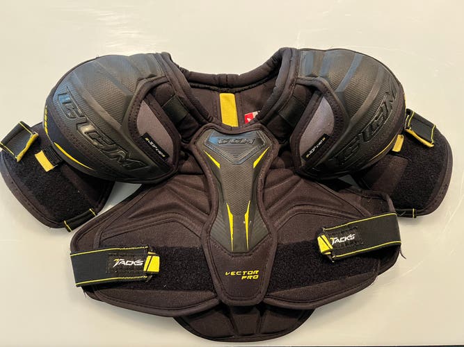 Medium Junior CCM Vector Pro Shoulder Pads (Used)