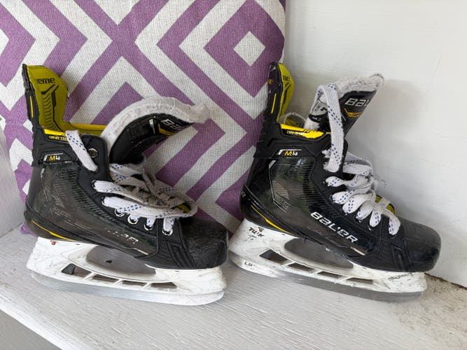 Black/Yellow Bauer Supreme M4 Hockey Skates Regular Width Size 4 (Used)