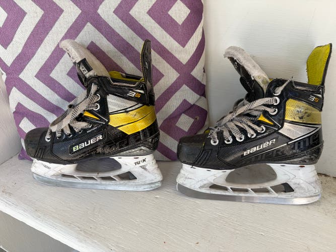Black/Yellow Bauer Supreme 3S Hockey Skates Regular Width Size 2.5 (Used)