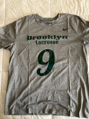 Gray XL Men's Nike Shirt (Used)