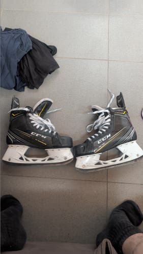 CCM Tacks Classic Pro+ Hockey Skates Regular Width 8.5 (Used)
