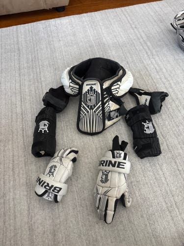 Full youth set of lacrosse gear (Chest pad with shoulder pads, gloves, elbow pads)
