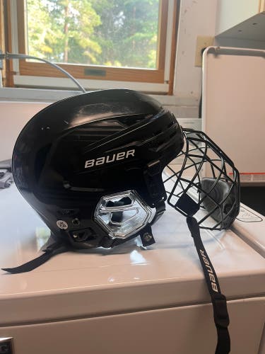 Medium Bauer Re-Akt 85 Helmet (Used)