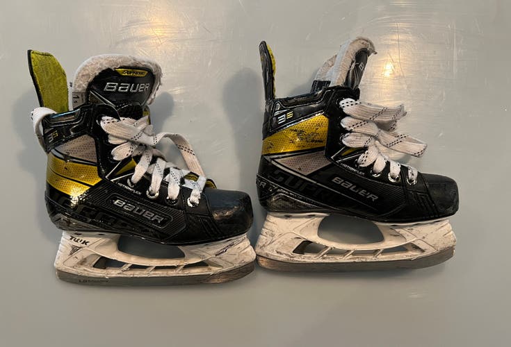 2020 Bauer Supreme 3S Hockey Skates Regular Width Size 1.5 (Used)