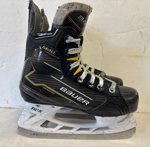 Black Bauer Supreme M40 Hockey Skates Regular Width Size 2 (Used)