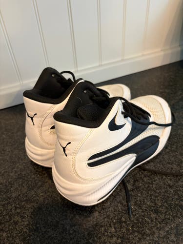 White Unisex 7Y (Big Kids / Youth) Youth Puma Shoes (Used)