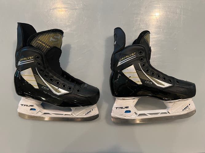 2022 True Catalyst 5 Hockey Skates Regular Width Size 3.5 (Used)