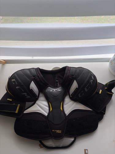 Men's Small / Medium Senior CCM Tacks Classic Pro Shoulder Pads (Used)