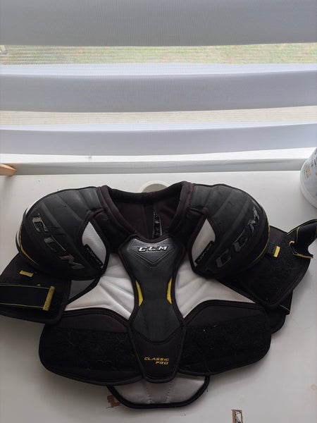 Shoulder pads and gloves + bag and jerseys(Used)