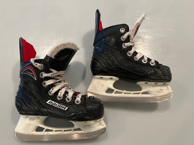 2017 Bauer Vapor X300 Hockey Skates Regular Width 9 (Used)