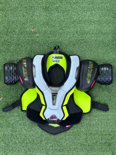Junior Medium Bauer Vapor Hyperlite Shoulder Pads