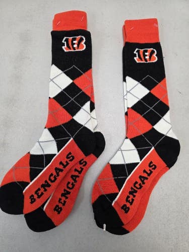 ST17 Mens NFL CINCINNATI BENGALS Lot of 2 Crew Socks MEDIUM 5-10 NEW