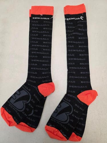 ST18 Mens NFL CINCINNATI BENGALS Lot of 2 Crew Socks MEDIUM 5-10 NEW