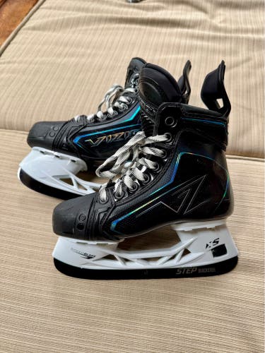 Almost New: Black 2026 CCM Vizion Hockey Skates Size 1 (Used)