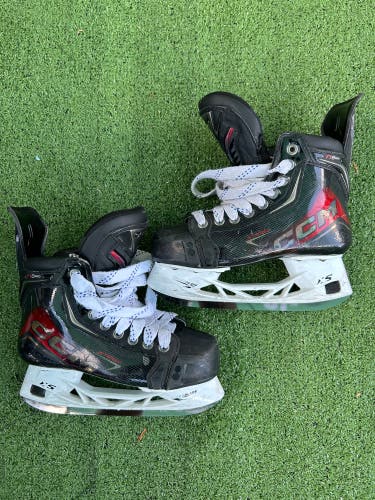 Junior CCM JetSpeed FT8 Pro Hockey Skates | Size 3