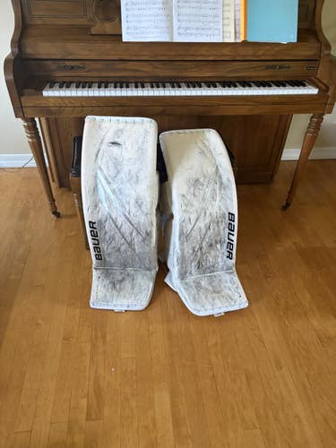 Medium 2023 Bauer Vapor Hyperlite 2 Goalie Leg Pads (Used)