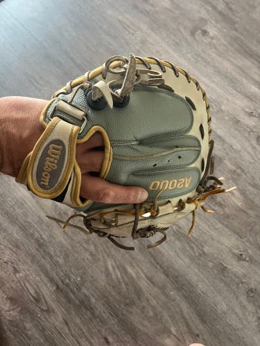 Wilson A2000 RH Catcher's Softball Glove 34" (Used)