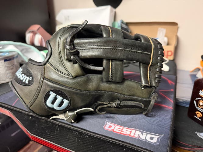 Wilson A2000 RH Baseball Glove 11.75" (Used)