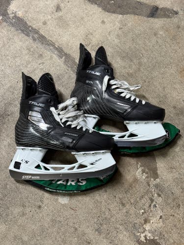 USED Black True SVH Hockey Skates Wide Width 8.5E