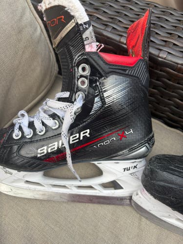 Black 2023 Bauer Vapor X4 Hockey Skates Regular Width Size 5 (Used)