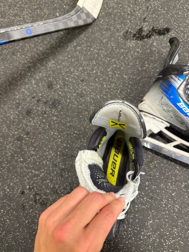 2021 Bauer Vapor Hyperlite Hockey Skates 5 (Used)