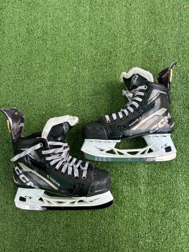 Intermediate CCM Classic SE Hockey Skates | Size 5