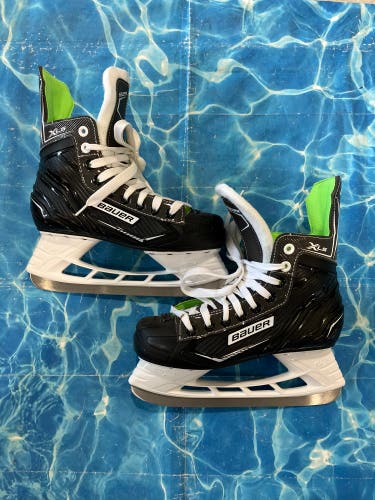 Intermediate Bauer XLS Hockey Skates Regular Width Size 4 (Used)