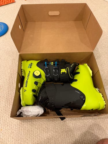 Mondo 27 & 27.5 Men's Fischer RC4 Free Pro Ski Boots (New)