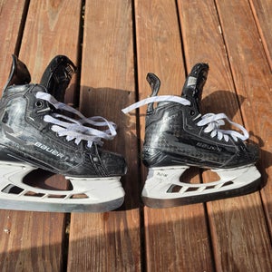 Black Bauer Supreme Mach Hockey Skates Wide Width 5.5 (Used)