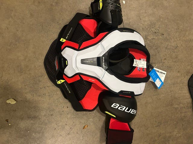 Men's Large Senior Bauer Vapor Hyperlite Shoulder Pads (New)