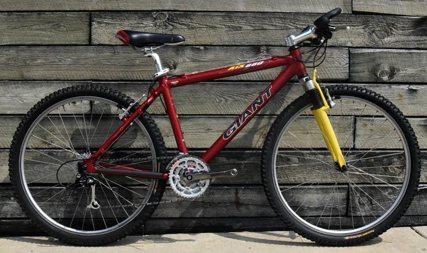 GIANT ATX 880 MOUNTAIN BIKE MEDIUM SIZE, 17", 24 SPEED, ALUM, FRONT SUSPENSION