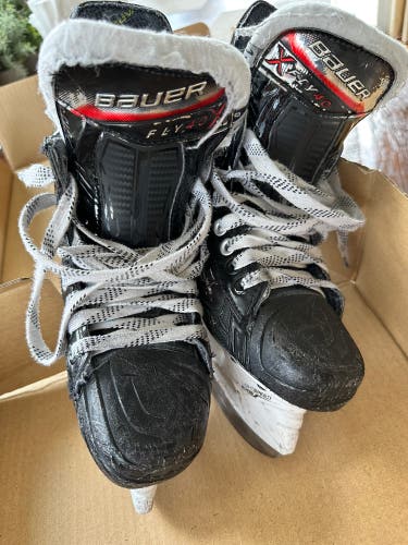 Black 2025 Bauer Vapor Fly40 Hockey Skates Regular Width Size 1.5 (Used)