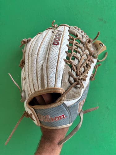 White Wilson A2000 RH Outfield Baseball Glove 12.5"
