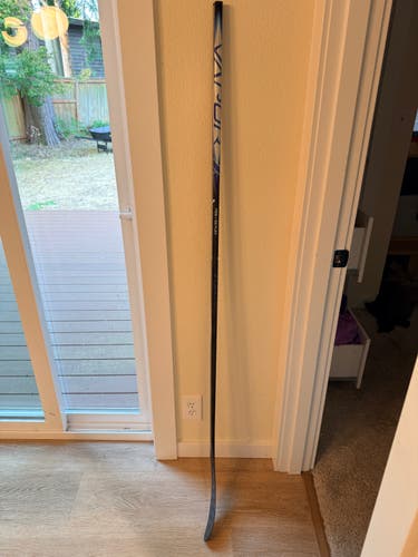 Intermediate Bauer Vapor Flylite Left Hand Hockey Stick P28 55 Flex (New)