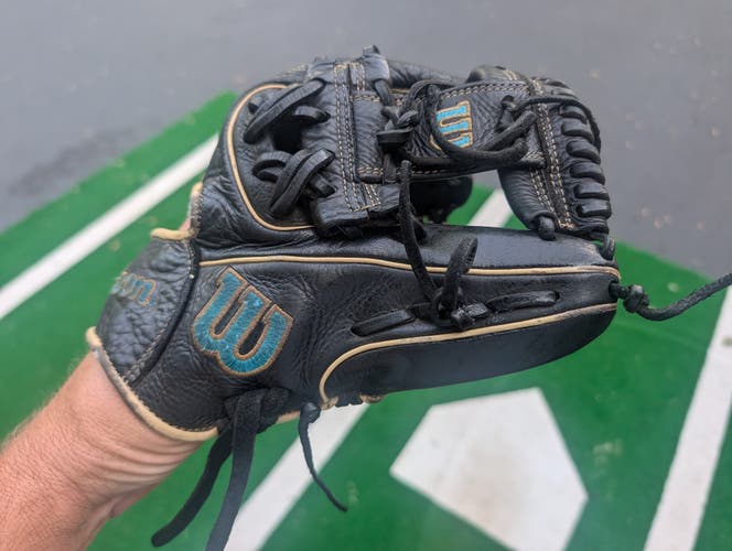 Black Wilson A1000  Infield Baseball Glove 11.5" (Used) Right hand throw