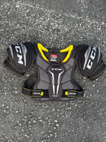 Small Junior CCM Tacks 9550 Shoulder Pads (Used)