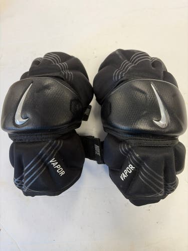 Medium Youth Nike Vapor Arm Pads (Used)