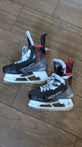 Bauer Vapor X5 Pro Hockey Skates Size 3.5 (Used)