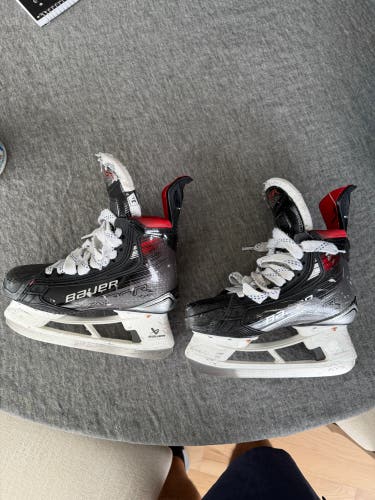 2023 Bauer Vapor X5 Pro Hockey Skates Regular Width Size 3.5 (Used)