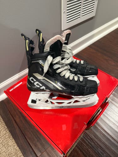 2022 CCM Tacks AS580 Hockey Skates Regular Width Size 5 (Used)