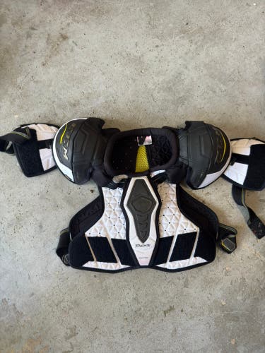 Large Junior CCM Tacks Shoulder Pads (Used)