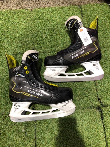 Senior Bauer Supreme M30 Hockey Skates Extra Wide Width 7.5 (Used)