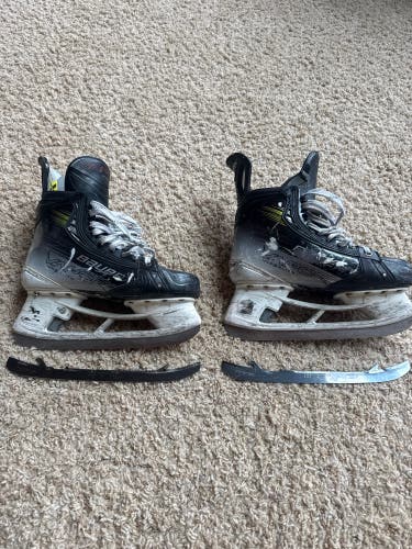 2023 Bauer Vapor Hyperlite 2 Hockey Skates 8 (Used)