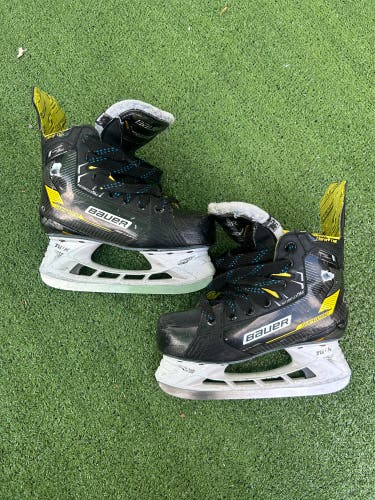 Junior Bauer Supreme Ignite Pro+ Hockey Skates | Size 3.5
