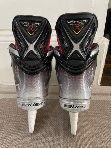Bauer Vapor Hyperlite Hockey Skates Regular Width Size 4, Fit 2 w/ LSPulseTi steel included (Used)